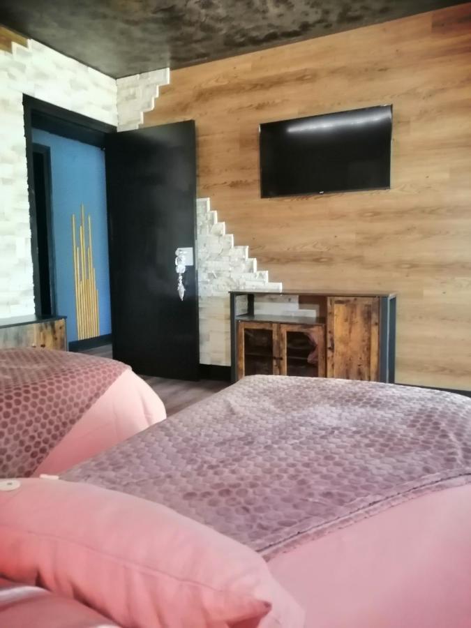 Lapausedegout chambres table d'hôtes piscine et terrasse Lachapelle-Auzac Extérieur photo